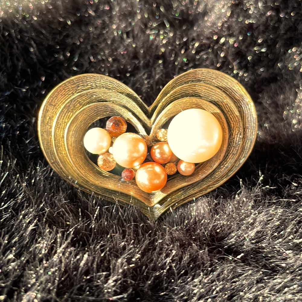 🛍️ 3 for $12 Large heart ring with stretchy band. Multi color faux pearls